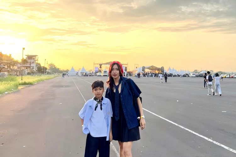 Rosita, ibu tunggal, menceritakan perjalanannya menjalani banyak peran, menghadapi rasa bersalah, dan membangun hidup bersama anaknya.