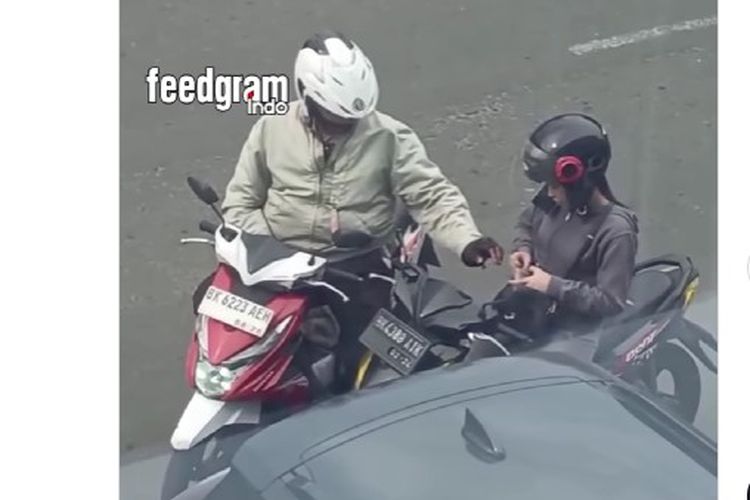 Sebuah video memperlihatkan seorang personel polisi di Medan diduga memalak pengendara sepeda motor.