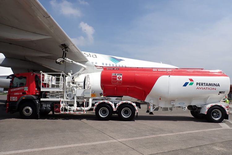 Terlihat truk pengangkut bahan bakar avtur sedang mengisi avtur ke salah satu pesawat maskapai penerbangan Garuda Indonesia.