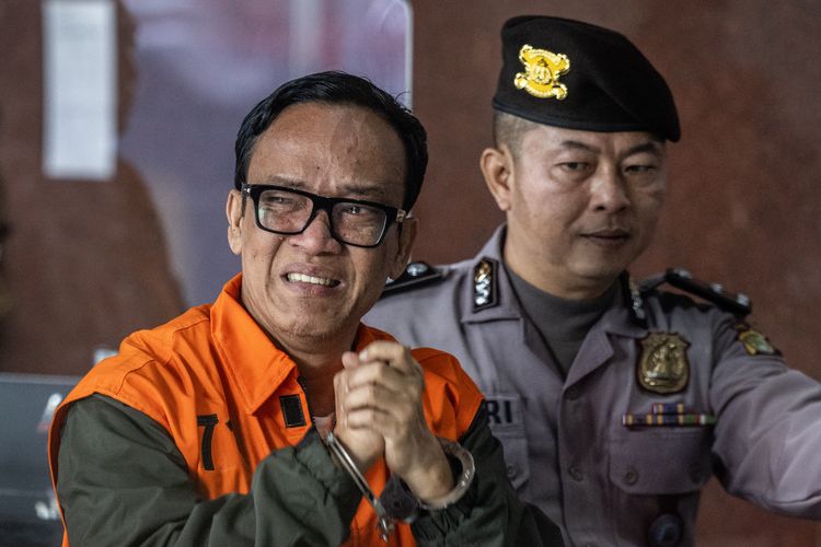 Wakil Menteri Ketenagakerjaan (Wamenaker) Immanuel Ebenezer (kiri) berjalan menuju ruang konferensi pers usai terjaring OTT KPK di Gedung Merah Putih KPK, Jakarta, Jumat (22/8/2025). KPK menetapkan Wamenaker Immanuel Ebenezer bersama 10 orang lainnya sebagai tersangka kasus pemerasa pengurusan sertifikat Keselamatan dan Kesehatan Kerja (K3) di Kementerian Ketenagakerjaan. ANTARA FOTO/Bayu Pratama S/foc.