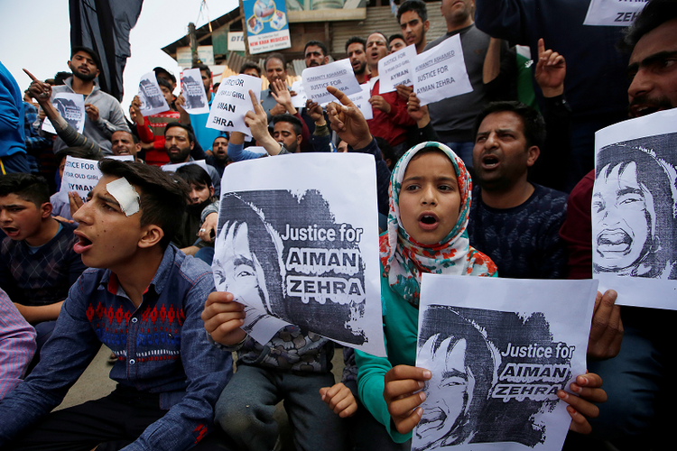 Warga India Kashmir menggelar aksi protes menentang pemerkosaan terhadap seorang anak perempuan berusia tiga tahun di distrik Bandipora. (Reuters/Danish Ismail)