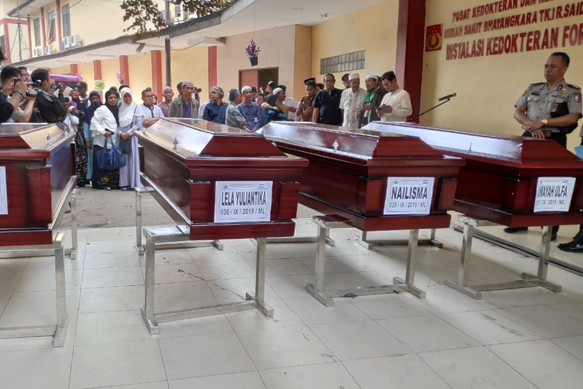 Tangis haru keluarga pecah saat serah terima jenazah korban Tol Purbaleunyi di Rumah Sakit Polri Kramat Jati, Jakarta Timur, Kamis (12/9/2019).