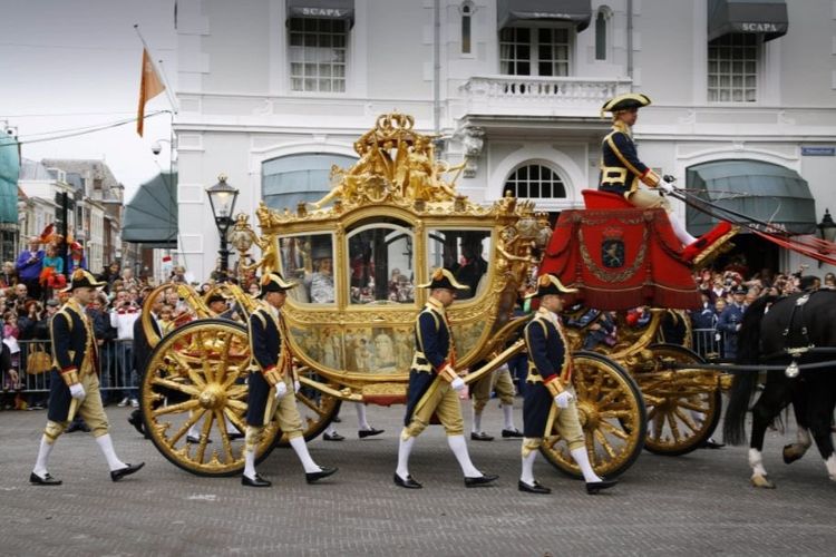 Kereta emas Belanda atau Gouden Koets, biasanya dipakai Raja/Ratu Belanda saat Prinsjesdag (hari pembacaan bujet negara).
