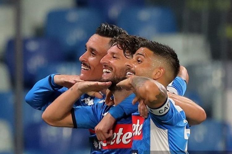 Jose Callejon, Dries Mertens, dan Lorenzo Insigne dalam laga Napoli vs AC Milan pada giornata ke-32 Serie A - kasta tertinggi Liga Italia - musim 2019-2020.