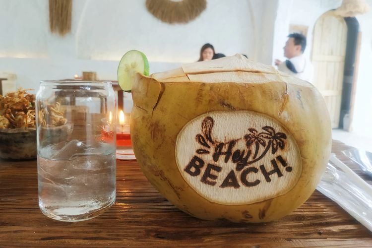 Fresh Coconut, salah satu minuman rekomendasi Hey Beach