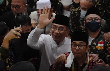 Ketua Umum PBNU terpilih Yahya Cholil Staquf (tengah) melambaikan tangan usai pemilihan Ketua Umum PBNU pada Muktamar Nahdlatul Ulama (NU) ke-34 di Universitas Lampung, Lampung, Jumat (24/12/2021). Yahya Cholil Staquf terpilih sebagai Ketua Umum PBNU periode 2021-2026 pada Muktamar NU ke-34 mengalahkan Said Aqil Siradj. ANTARA FOTO/Hafidz Mubarak A/foc.