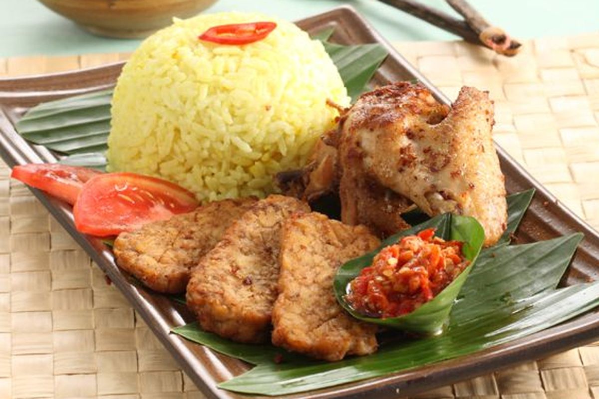 Nasi kuning sambal tempong. 