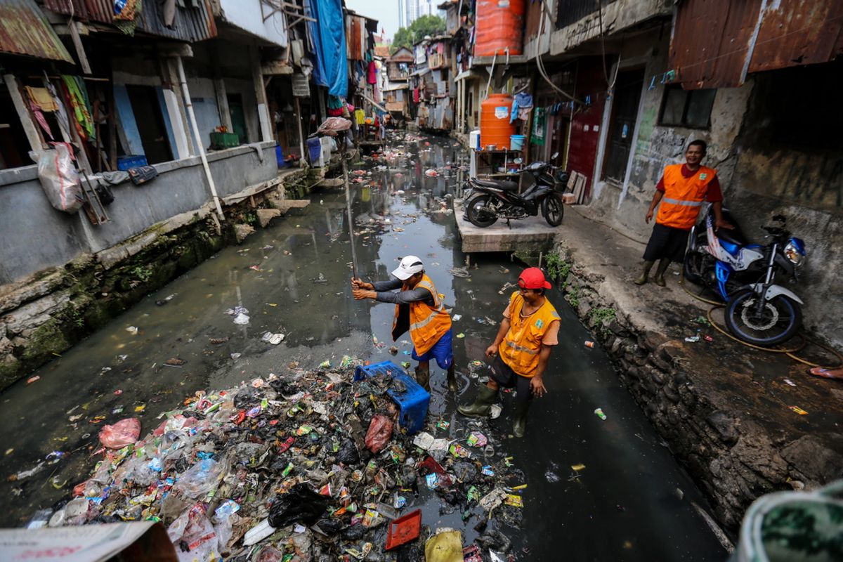 Seorang petugas membersihkan sampah dibantaran kali Jln. Jati Bunder, Kel. Kebon Melati, Kec. Tanah Abang, Jakarta Pusat , Selasa (5/9/2017). Pemprov DKI Jakarta bersama dengan Pemerintah Pemprov DKI Jakarta bersama dengan Pemerintah Pusat akan menata kawasan kumuh melalui pencanangan program 100-0-100 yang dicanangkan Kementerian Pekerjaan umum dan Perumahan Rakyat dengan target Jakarta bebas dari kawasan kumuh pada tahun 2019. 