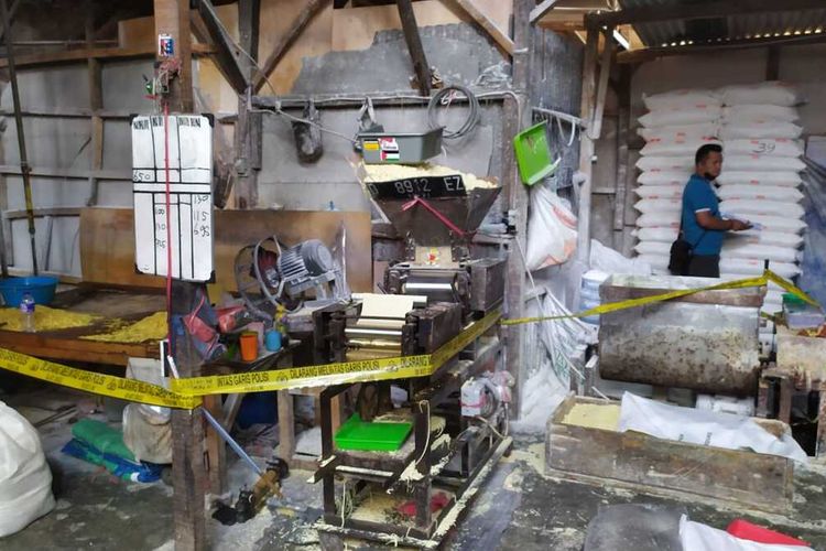 Pemilik pabrik mi berbahan formalin di Kabupaten Bandung, sengaja memasang kamera pengawas agar bisa memantau aktivitas di dekat pabrik, juga menutupi kegiatan di dalam pabrik tersebut.