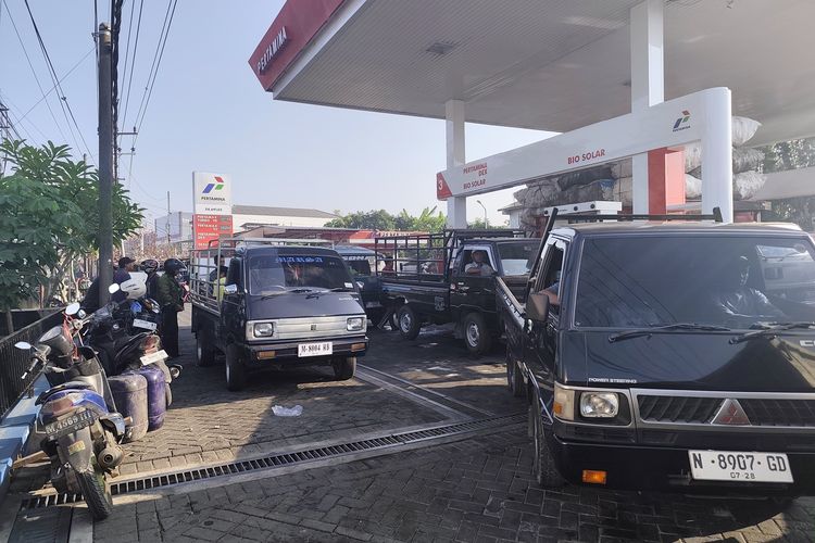 Antrean BBM 500 Meter, Polisi Hentikan Sementara Pengisian di SPBU Junok Bangkalan
