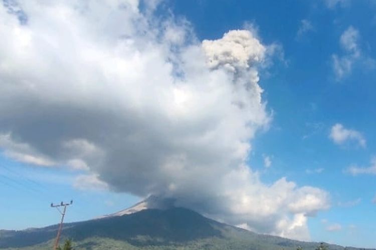 Gunung Lewotobi Laki-laki meletus pada Rabu (19/6/2024)