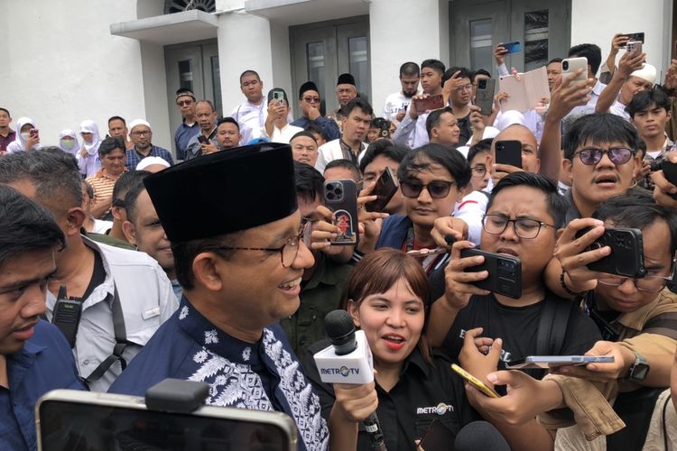 Capres nomor urut 1 Anies Baswedan setelah menjalankan ibadah shalat Jumat di Masjid Al Azhar, Kebayoran Baru, Jakarta Selatan, Jumat (16/2/2024). 