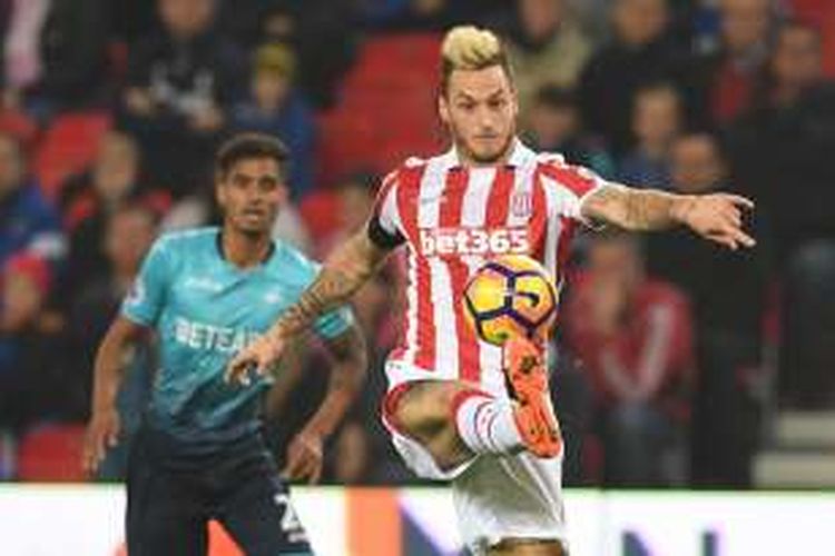 Striker Stoke City, Marko Arnautovic, berupaya mengontrol bola saat tampil pada laga Premier League kontra Swansea City, di Stadion Bet365, Senin (31/10/2016) waktu setempat.