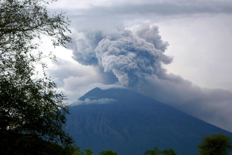 Asap dan abu vulkanik menyembur dari kawah Gunung Agung terlihat dari kawasan Kubu, Karangasem, Bali, Selasa (28/11/2017). Gunung Agung terus mengeluarkan asap dan abu vulkanik berintensitas sedang hingga tinggi dengan ketinggian sekitar 3.000 meter.