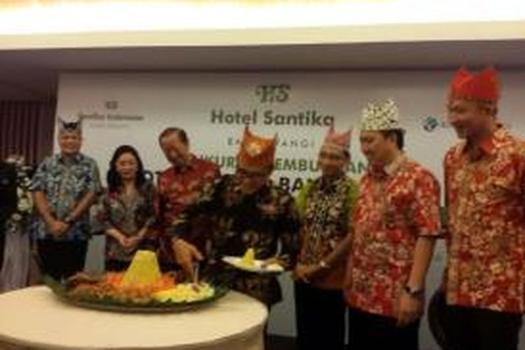 Peresmian Hotel Santika Banyuwangi, Rabu (11/3/2015), ditandai dengan pemotongan tumpeng oleh Bupati Banyuwangi H Abdullah Azwar Anas M.Si disaksikan Direktur Eksekutif PT Grahawita Santika Liliek Oetama (paling kiri), CEO Kompas Gramedia Agung Adiprasetyo (ketiga dari kanan), dan sejumlah tamu undangan.