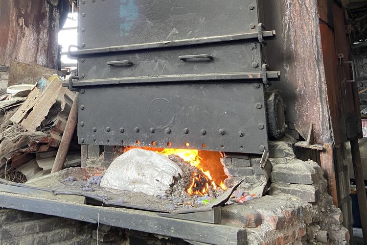 Campuran limbah plastik yang digunakan untuk bahan bakar di pabrik tahu Tropodo, Sidoarjo, Rabu (13/8/2025)