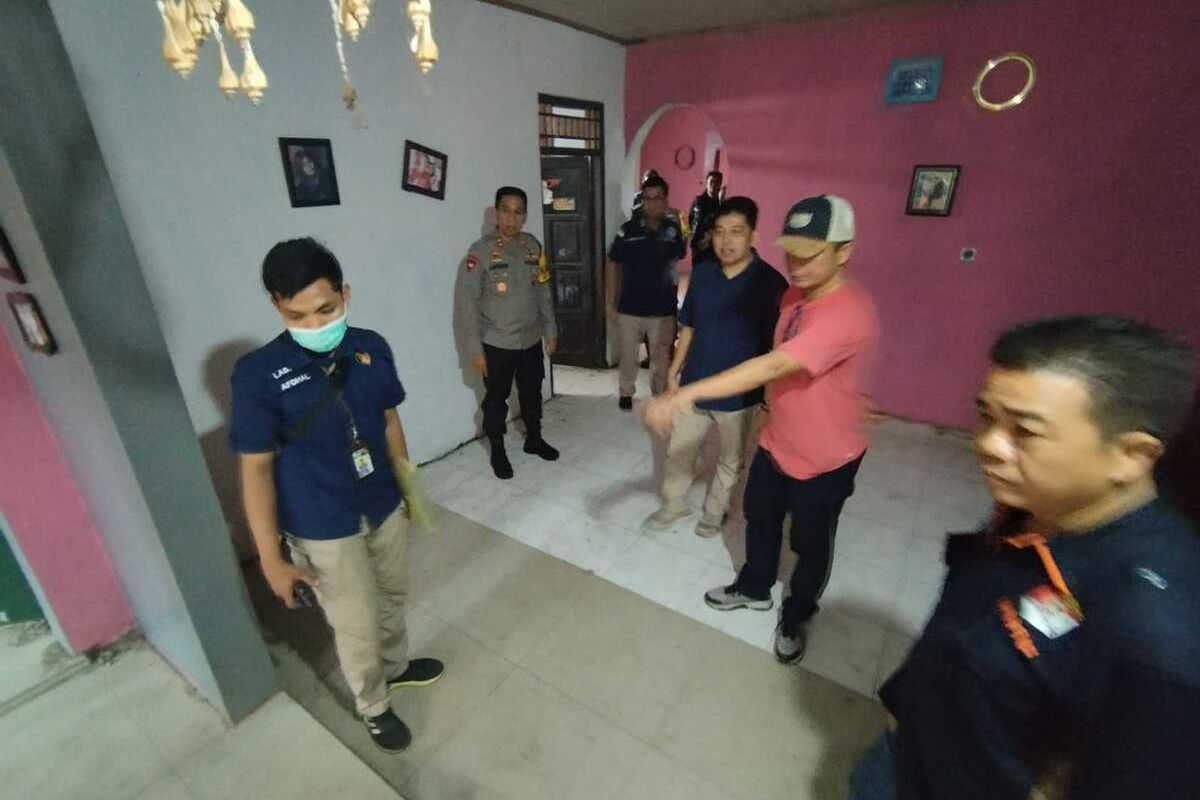 Kapolda Jabar tengah meninjau langsung proses olah TKP pembunuhan ibu dan anak di Subang, Selasa (24/10/2023)