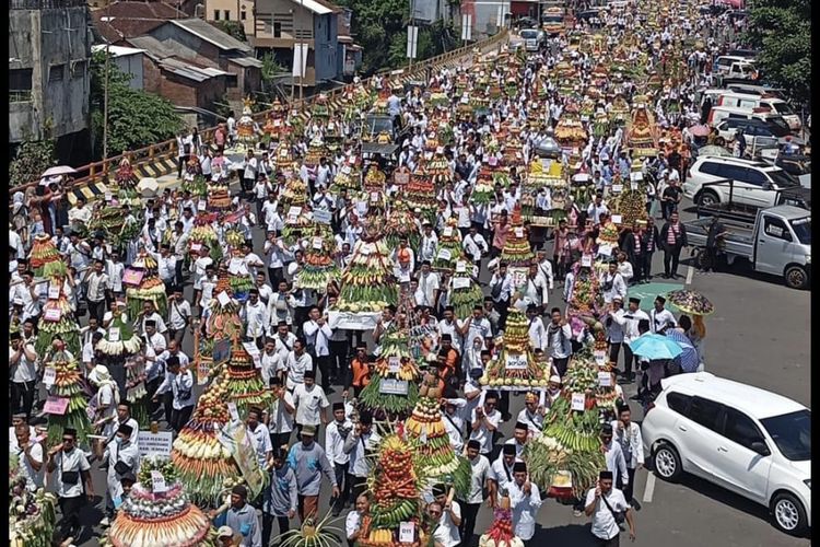 Gelaran Festival budaya dan religi Ancak Agung di sepanjang Alun-alun Jember, Rabu (24/9/2025).