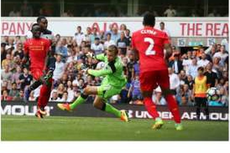 Bek Tottenham Hotspur, Danny Rose (kiri), mencetak gol ke gawang Liverpool yang dikawal Simon Mignolet dalam pertandingan Premier League di White Hart Lane, London, Sabtu (27/8/2016).
