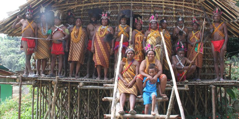 Suku Arfak berada di rumah tradisional, Rumah Kaki Seribu di Distrik Menyambouw, Kabupaten Pegunungan Arfak, Papua Barat, Kamis (16/8). Sebelumnya, Suku Arfak melakukan Tarian Tumbuk Tanah menyambut kedatangan tim Ekspedisi Bumi Cenderawasih Mapala UI. 