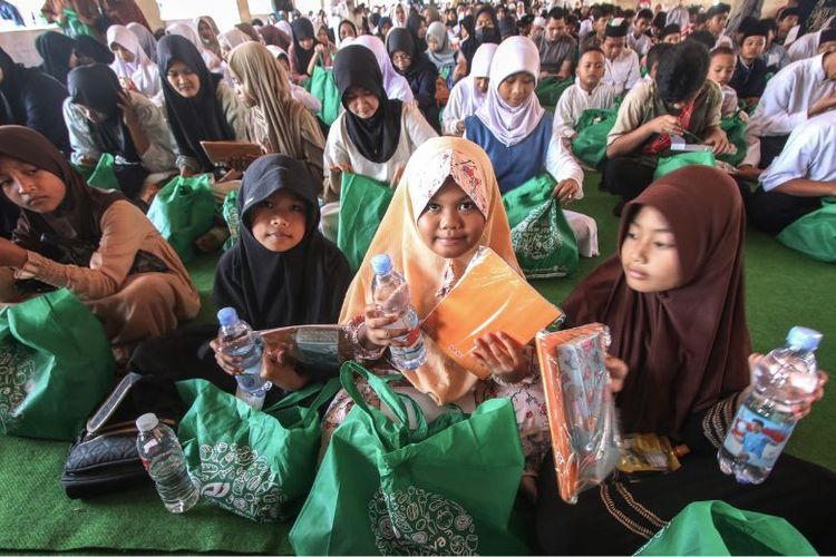 Le Minerale berbagi kurban dan santunan kepada 2.000 anak yatim di Masjid Istiqlal.