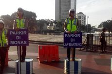 Polwan Berbaris Bawa Papan Imbauan Parkir untuk Bus Buruh  