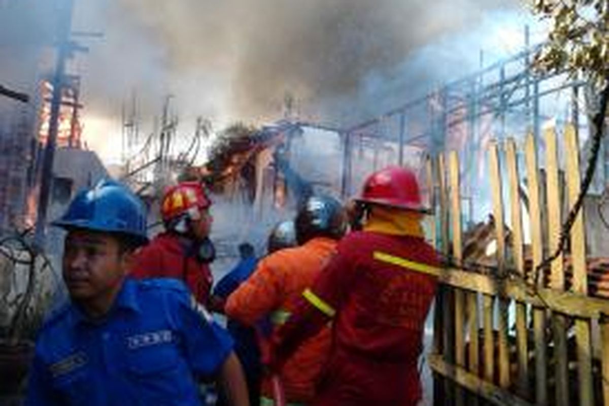 Pemadam kebakaran tengah berjibaku memadamkan api di belakang kawasan pertokoan Jl. A Yani RT 69 Kelurahan Gunung Sari Ilir, Balikpapan Tengah. Sembilan rumah ludes terbakar. (K71-12)