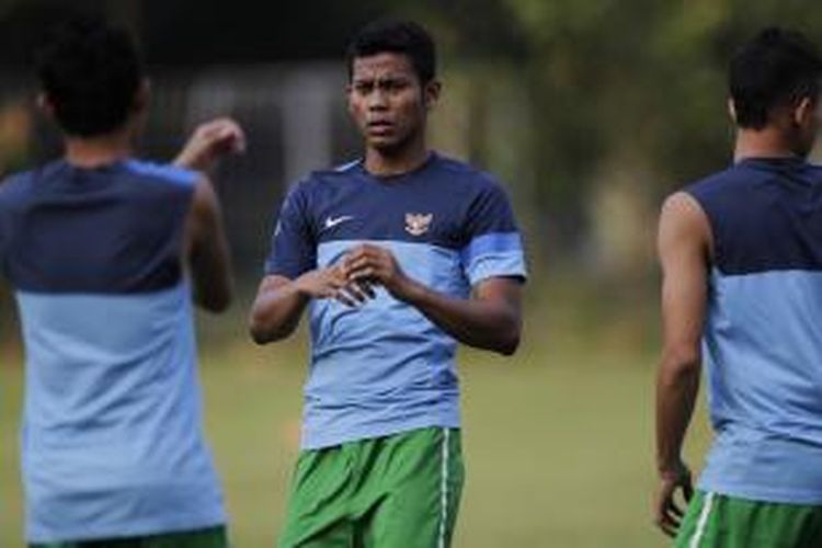 Pemain timnas U-19, Zulfiandi saat berlatih di lapangan Sutasoma 77, Halim Perdanakusuma, Jakarta Timur, Kamis (11/9/2014). Timnas U-19 dijadwalkan bertolak ke Spanyol, Jumat esok hari, untuk pemusatan pelatihan dan uji coba tanding melawan Real Madrid C, Atletico Madrid B, Valencia B, dan Barcelona B.