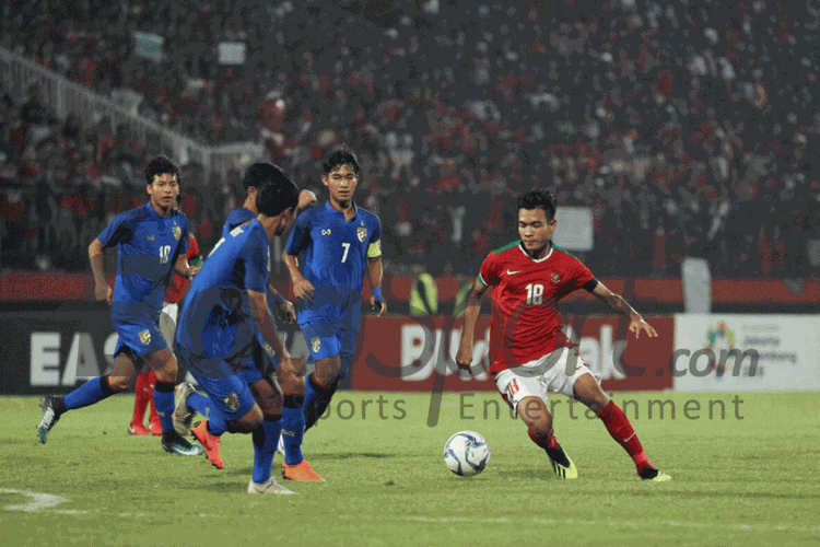Pemain Timnas U-16 Indonesia, Brylian Aldama, mencoba melewati penjagaan pemain belakang Thailand pada laga final Piala AFF U-16 2018 di Stadion Gelora Delta Sidoarjo, 11 Agustus 2018. 