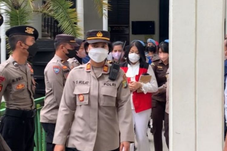 Wakapolsek Pasar Minggu, AKP Srimulat saat mengawal istri Ferdy Sambo, Putri Candrawathi dari ruang tahanan ke ruang sidang PN Jakarta Selatan.