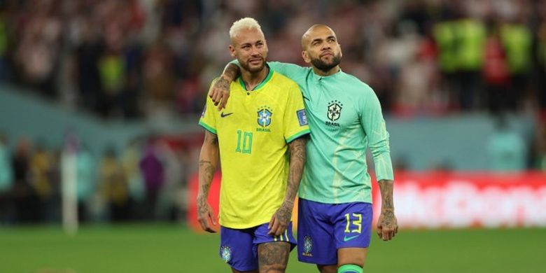Pemain Brasil, Neymar dan Dani Alves setelah laga perempat final Piala Dunia 2022 antara Kroasia vs Brasil di Stadion Education City pada 9 Desember 2022. Terkini, keluarga Neymar membantu Dani Alves yang dijatuhi hukuman 4,5 tahun penjara dan denda Rp 2,5 miliar.