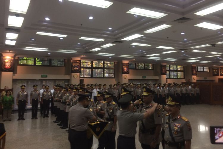 Kepala Kepolisian Republik Indonesia (Kapolri) Tito Karnavian melantik dan melakukan serah terima jabatan dari tingkat Kadiv Propam hingga Kapolda di beberapa wilayah Indonesia.