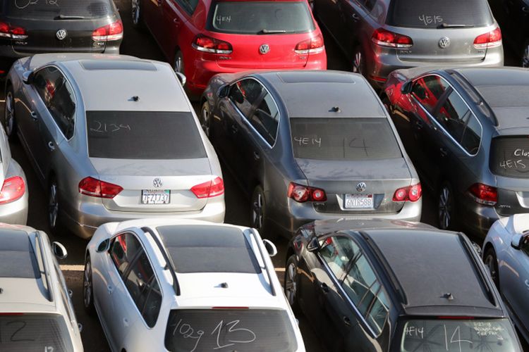 Ratusan ribu unit mobil diesel Volkswagen dan Audi diparkir di ruang penyimpanan di dekat Victorville, California, Amerika Serikat, Rabu (28/3/2018). 
