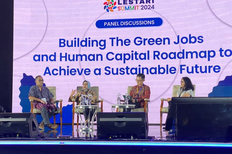 Diskusi panel mengenai Building The Green Jobs and Human Capital Roadmap to Achieve a Sustainable Future saat Lestari Summit 2024, Rabu (21/8/2024). Acara diisi oleh Ketua Tim Pelaksana SDGs Indonesia Deputi Kemaritiman dan Sumber Daya Alam Kementerian PPN/Bappenas DR Vivi Yulaswati MSc, Head of Leadership Development and Scholarship Tanoto Foundation Michael Susanto, dan Deputy Team Leader Renewable Energy Skill Development (RESD) 
Dian Elvira Rosa dan dimoderatori oleh Editor in Chief National Geographic Indonesia Didi Kaspi Kasim.
