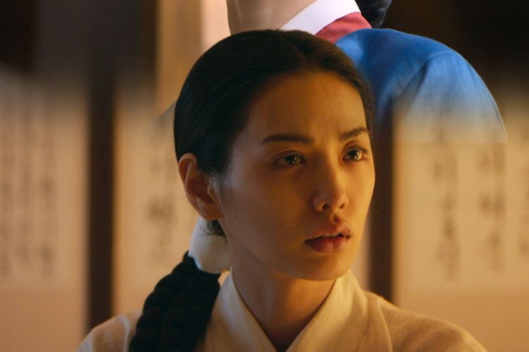 Filler Bibirnya Dianggap Mengganggu Serial The Scandal, Nana Minta Maaf