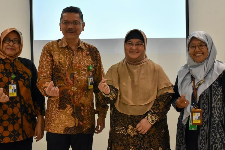 Dari kiri ke kanan, dr. R. Fera Ibrahim, MSc, SpMK(K), PhD; Prof. Dr. dr. H. Ari Fahrial Syam, SpPD-KGEH, MMB; Dr. dr. Erlina Burhan, MSc, SpP(K); dan dr. Raden Raya Dyah Handayani, SpP(K).
