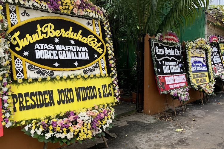 Karangan bunga duka cita sebagai tanda belasungkawa dari Presiden Joko Widodo terlihat berada di kediaman rumah Dorce Gamalama, Kamis (17/2/2022).
