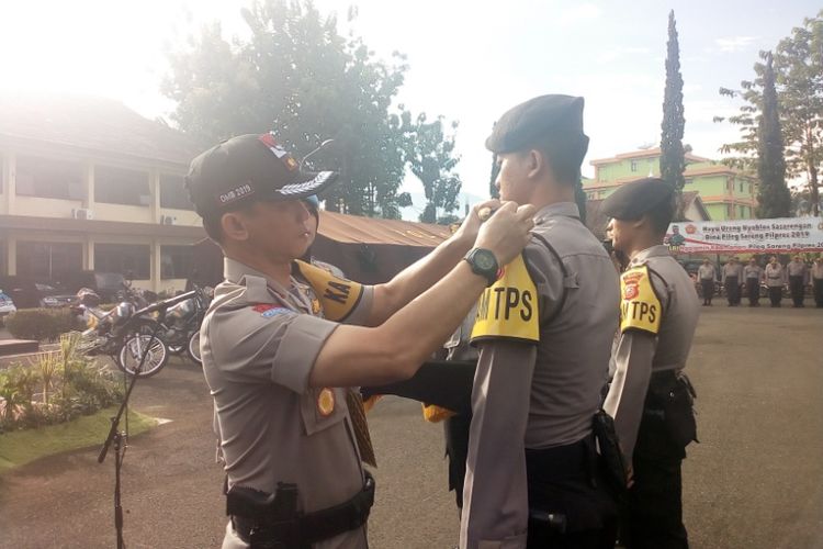 Kapolres Garut memasangkan atribut pengamanan TPS pada anggota yang akan berjaga di TPS dan mulai turun hari ini ke TPS, Senin (15/4/2019)