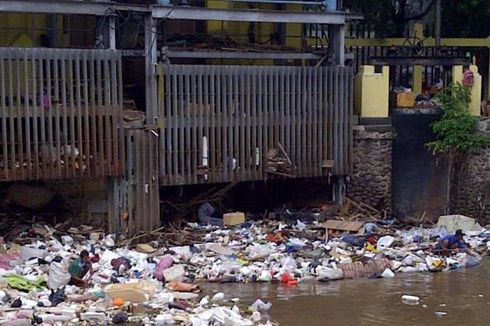 Pintu Air Manggarai Penuh Sampah, Dinas Kebersihan Keluhkan Dinas PU