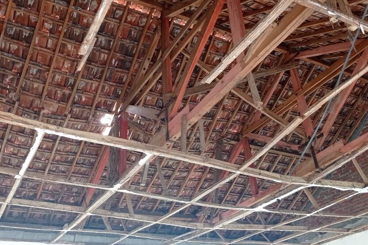 Kondisi atap SDN 1 Kedungmiri yang hampir runtuh karena kayu penyangga atap habis dimakan rayap. Meski membahayakan siswa namun pihak sekolah masih nekat menggunakan 2 ruang kelas yang membahayakan untuk kegiatan belajar mengajar karena kekurangan ruang kelas.