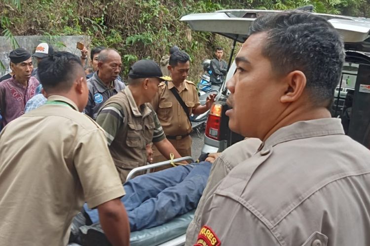 Polisi dan warga serta tenaga medis mengevakuasi 3 pelajar SMP 17 Tasikmalaya, Jawa Barat, yang terjun ke jurang bersama motor yang ditumpanginya di Kecamatan Purbaratu, Kota Tasikmalaya, Senin (28/8/2023).