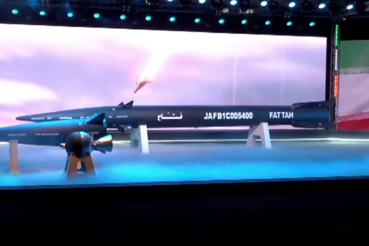 Iran serang Israel menggunakan rudah balistik hipersonik Fattah.
