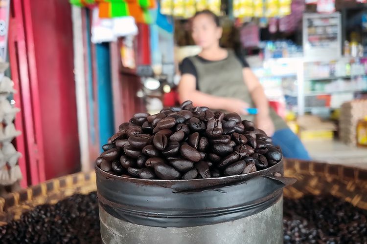 Wisatawan yang berkeliling Pasar Bolu juga bisa berburu kopi toraja, baik dalam bentuk biji kopi maupun bubuk yang telah digiling.