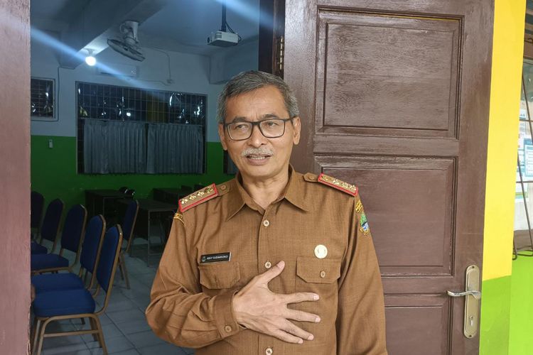 Kepala Cabang Wilayah III Dinas Pendidikan (Disdik) Provinsi Jawa Barat Asep Sudarsono saat meninjau pelaksanaan penerimaan peserta calon didik baru (PPDB) di SMA Negeri 8 Kota Bekasi, Senin (6/6/2022).