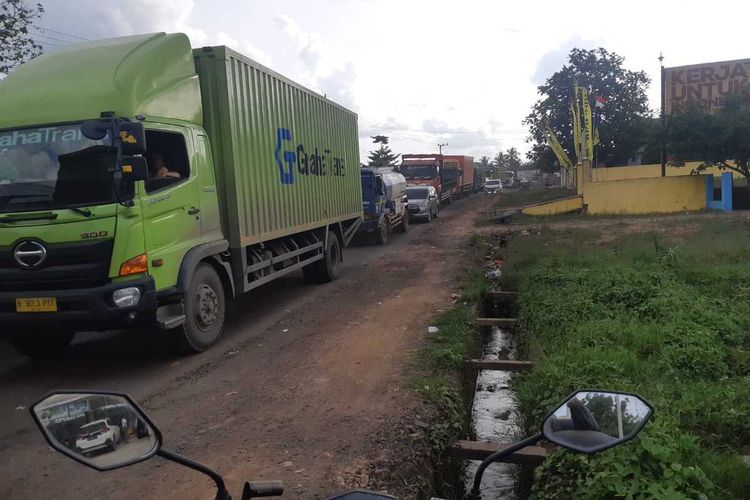 Kemacetan panjang di jalur lintas timur di Kecamatan Betung, Kabupaten Banyuasin yang terjadi pada Minggu (25/4/2022).