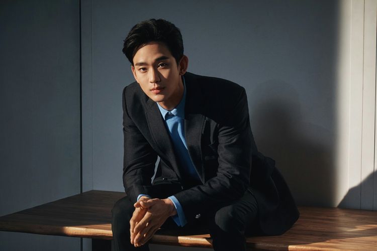 Aktor Kim Soo Hyun dalam pemotretan untuk drama Its Okay to Not Be Okay