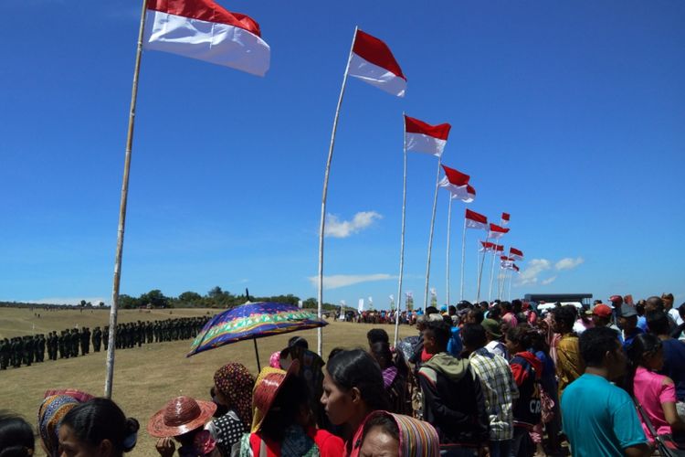 Ribuan warga sedang melaksanakan upacara sumpah pemuda di Puncak Bukit Fulan Fehan, Kabupaten Belu, Nusa Tenggara Timur (NTT), Sabtu (28/10/2017).