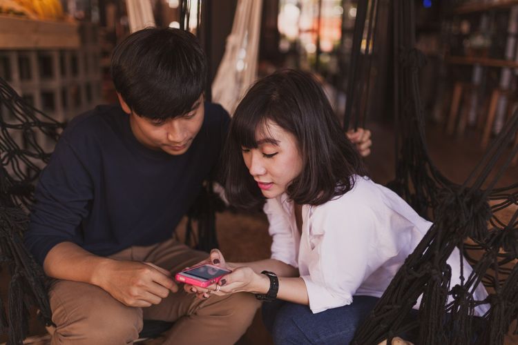 Hubungan percintaan yang sehat bukan hanya diukur dari seberapa sering pasangan bertemu atau saling mengungkapkan kata sayang. Simak ciri-cirinya. 