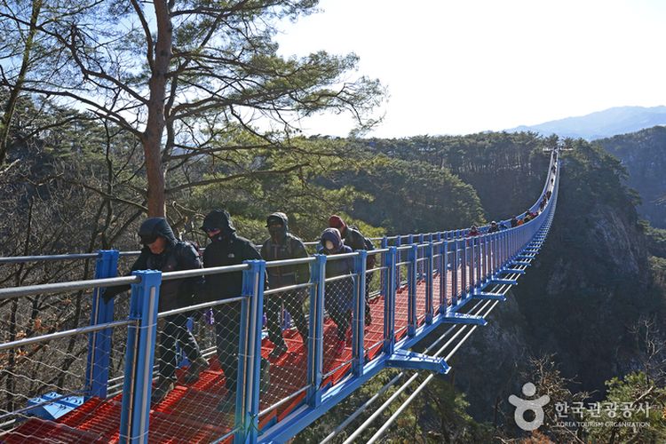 Tempat wisata Sogeumsan Suspension Bridge di Korea Selatan yang muncul dalam drama korea Its Okay To Not Be Okay.