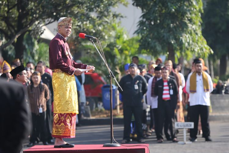 Gubernur Jateng Ganjar Pranowo saat menjadi inspektur upacara peringatan Hari Kesaktian Pancasila di halaman gedung Gubernuran Jateng, Selasa (1/10/2019).